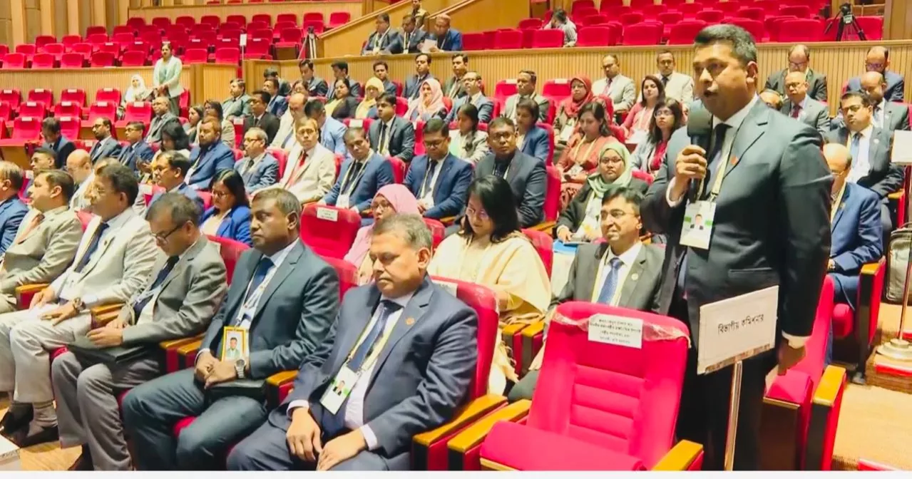 PM urges DCs to deliver on govt pledges with spirit of progress