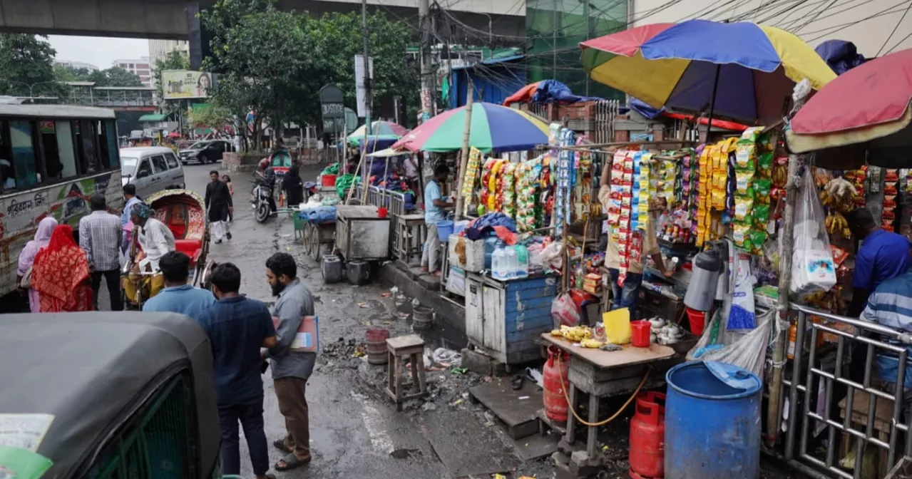 Footpaths overrun by hawkers, Shahbagh pedestrians forced onto busy road