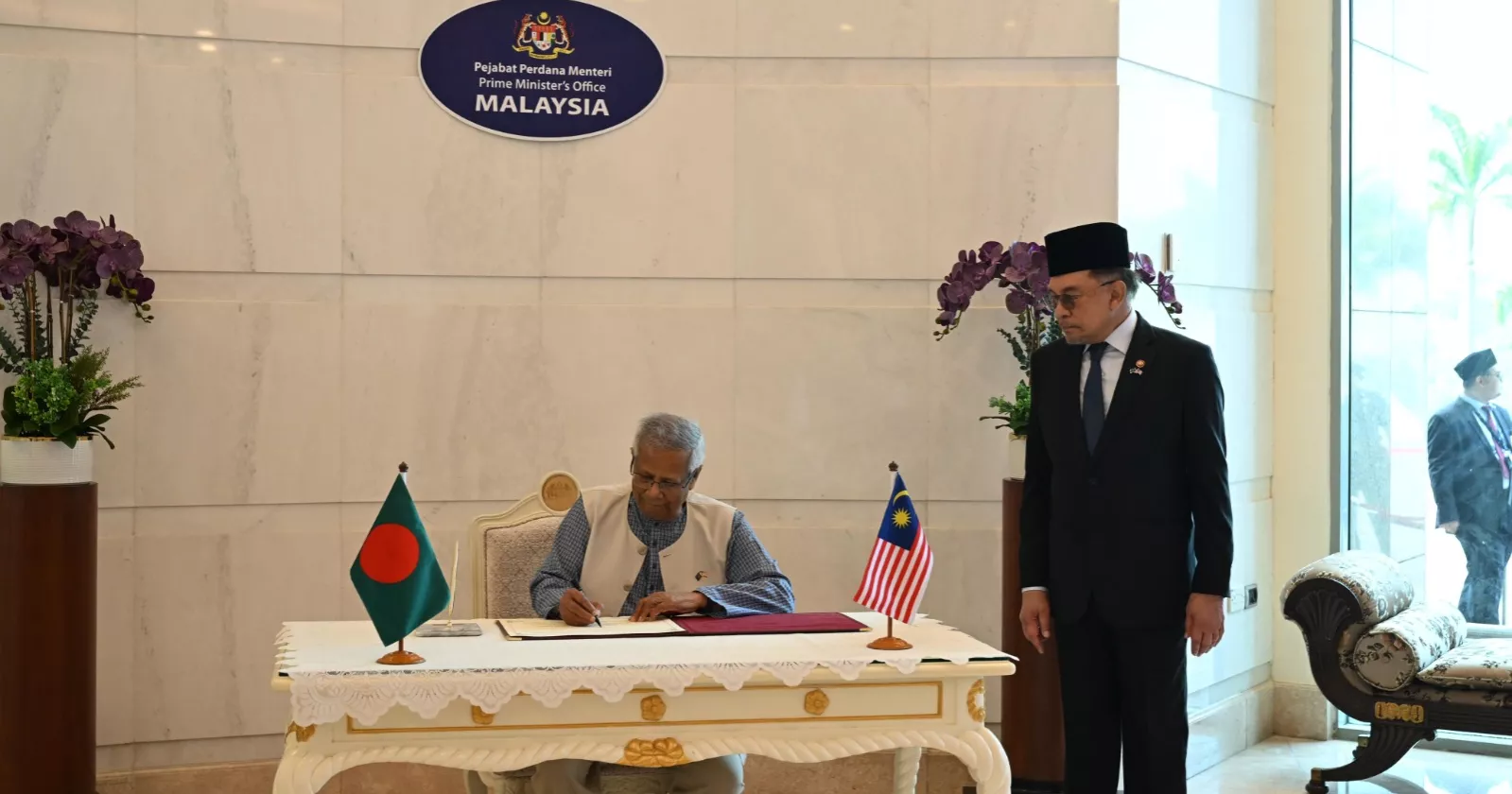 Malaysian PM Anwar Ibrahim receives Prof Yunus at Putrajaya as red carpet rolls out