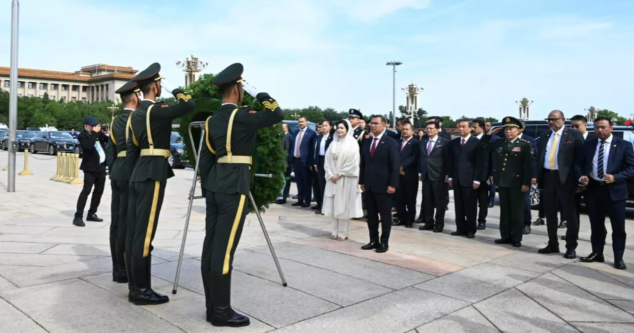 PM pays tribute to Chinese heroes at Tiananmen Square