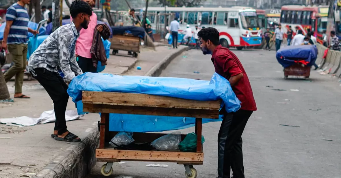 Dhaka dwellers struggle with footpath occupation by hawkers during Ramadan