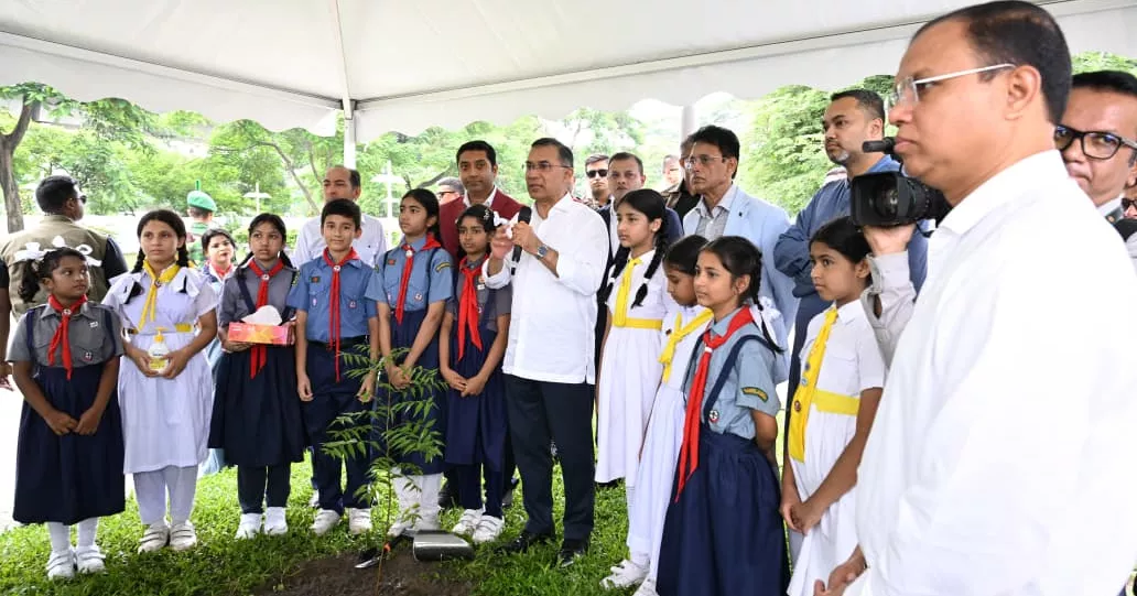 PM visits ‘Green School’ stalls, urges children to keep schools clean