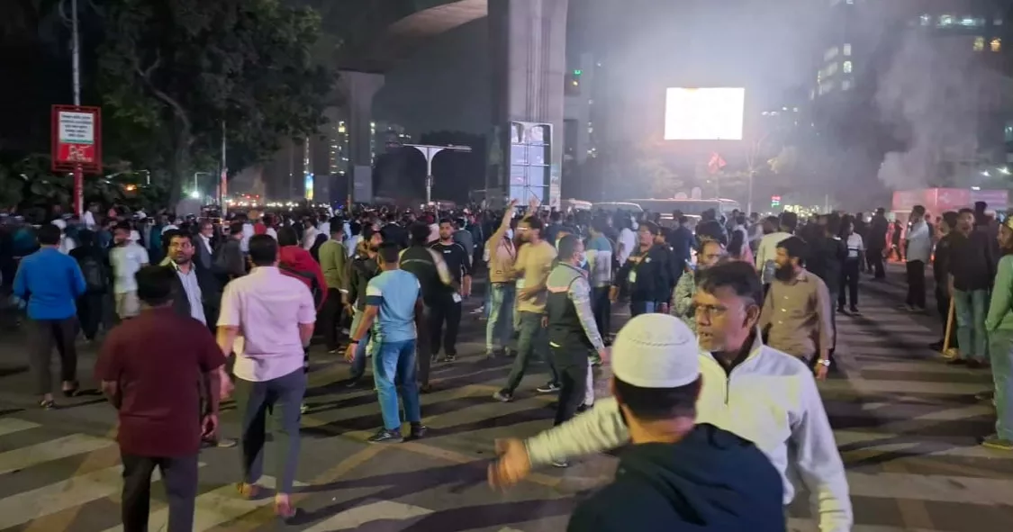 Mobile phone traders’ blockade triggers traffic chaos in Dhaka