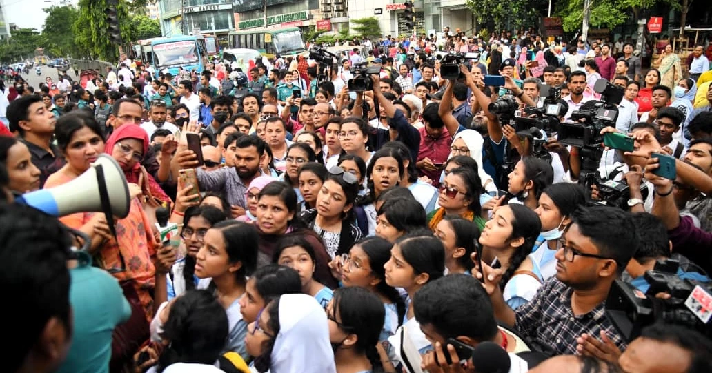 Protest for permanent campus: Viqarunnisa students withdraw blockade