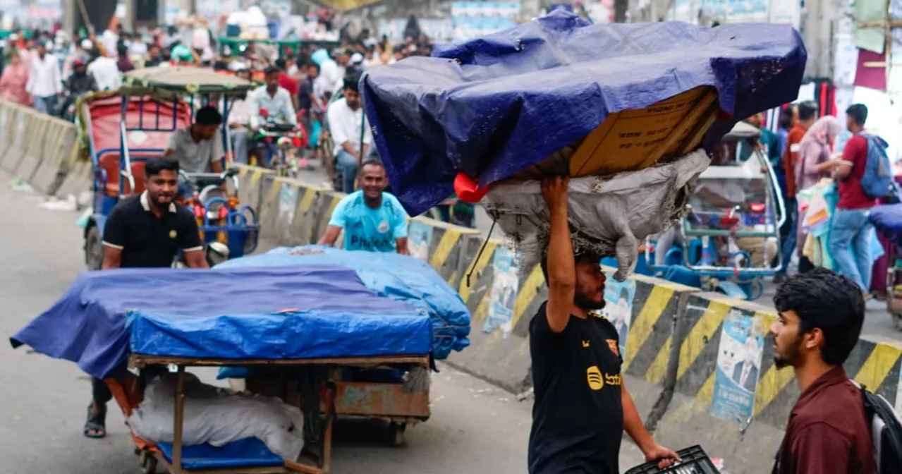 Dhaka dwellers struggle with footpath occupation by hawkers during Ramadan
