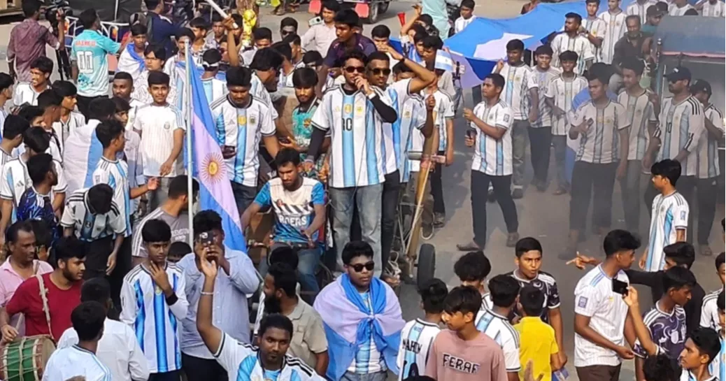 2,000 feet Argentina Flag draws massive crowd  in Chuadanga World Cup rally