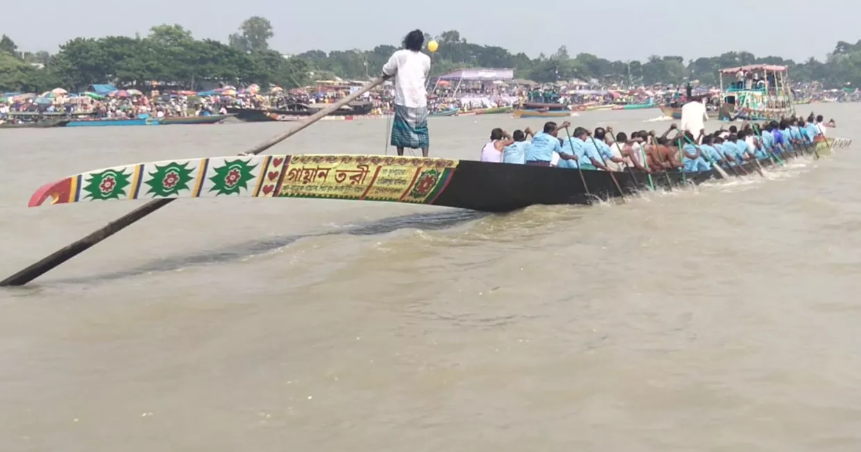 Traditional boat race draws thousands in Manikganj