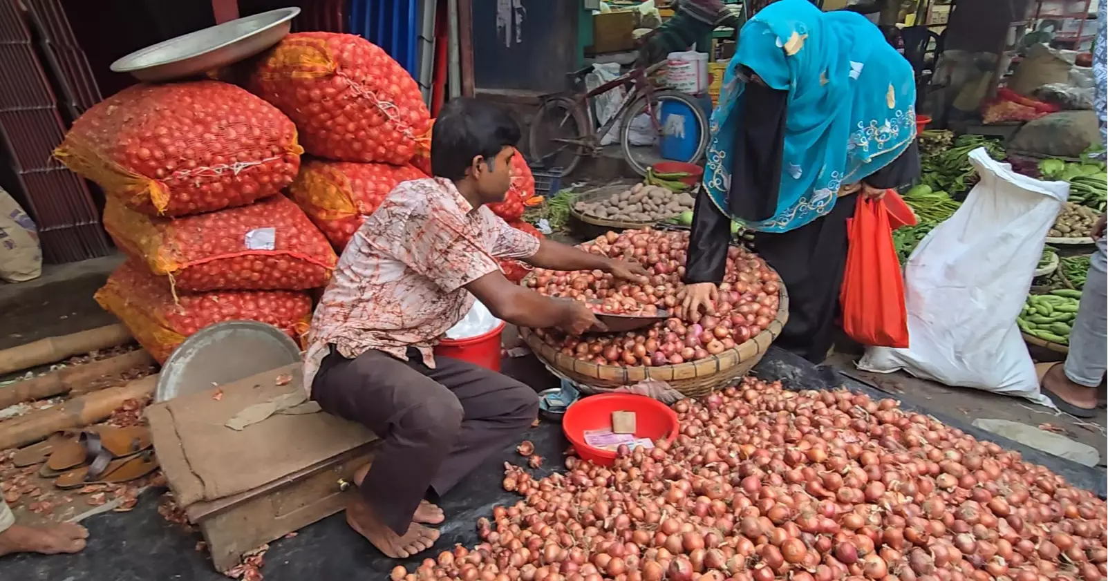 Onion vanishes: Faridpur faces price shock
