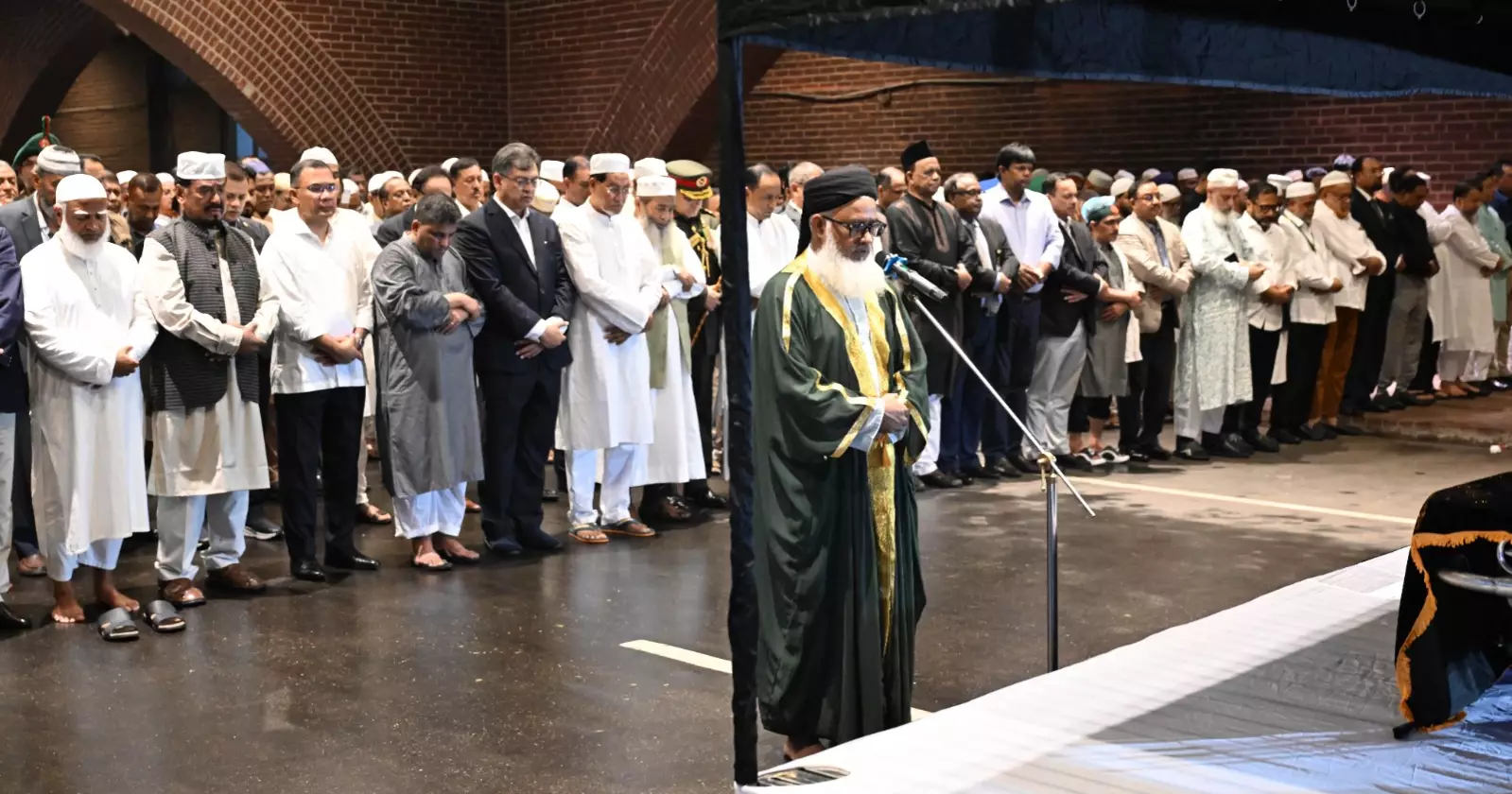 PM joins Jamiruddin Sircar’s janaza, pays last respects