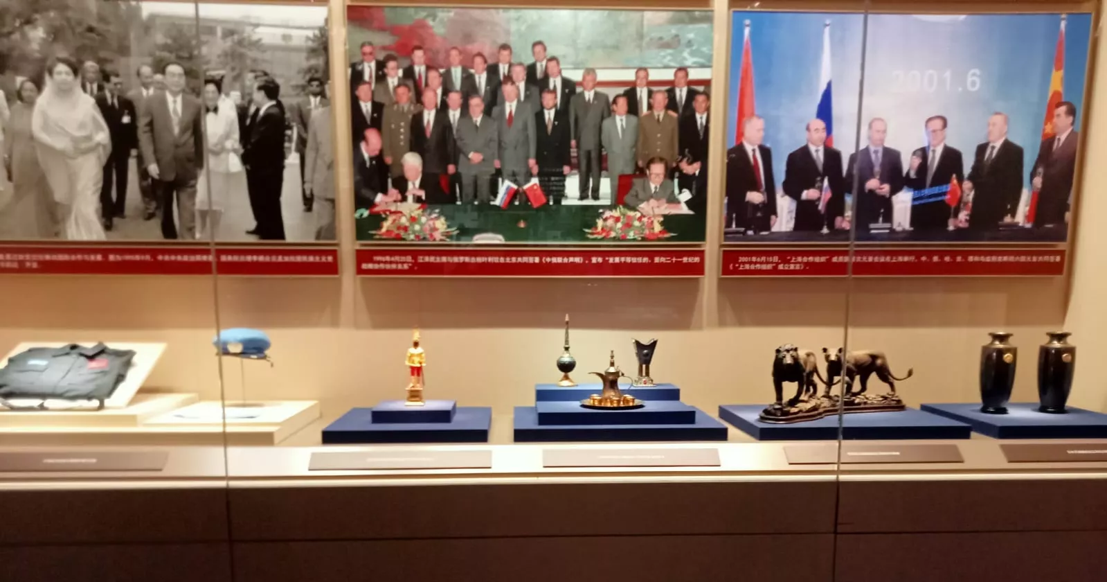 Khaleda’s photo of 1995 visit to China displayed at CPC Museum