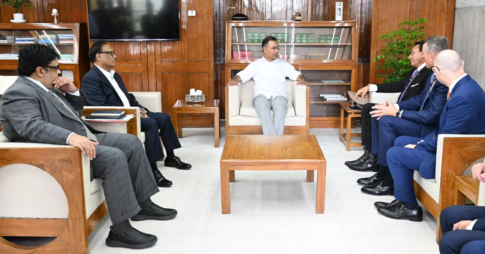 PM urges Banglalink to make smartphones more affordable, digital services more accessible