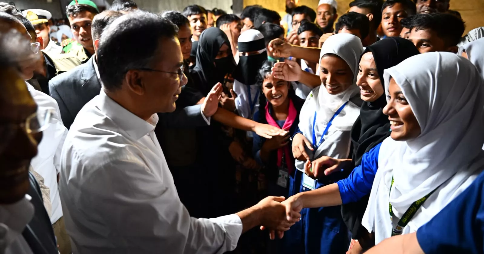 PM meets students after busy day, encourages them to become worthy citizens