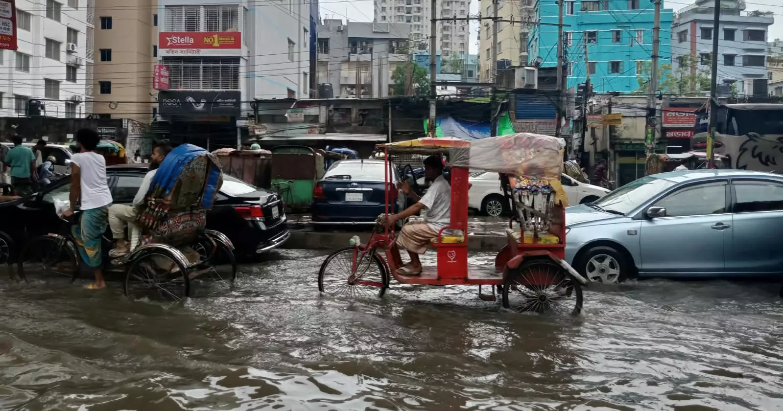 Commuters suffer as downpour leaves Dhaka streets waterlogged