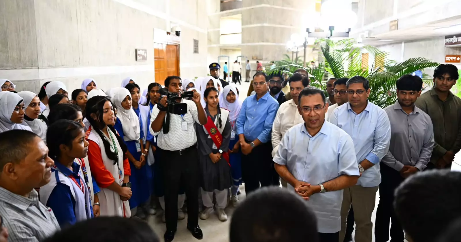 PM urges students to equip themselves for greater role in nation-building