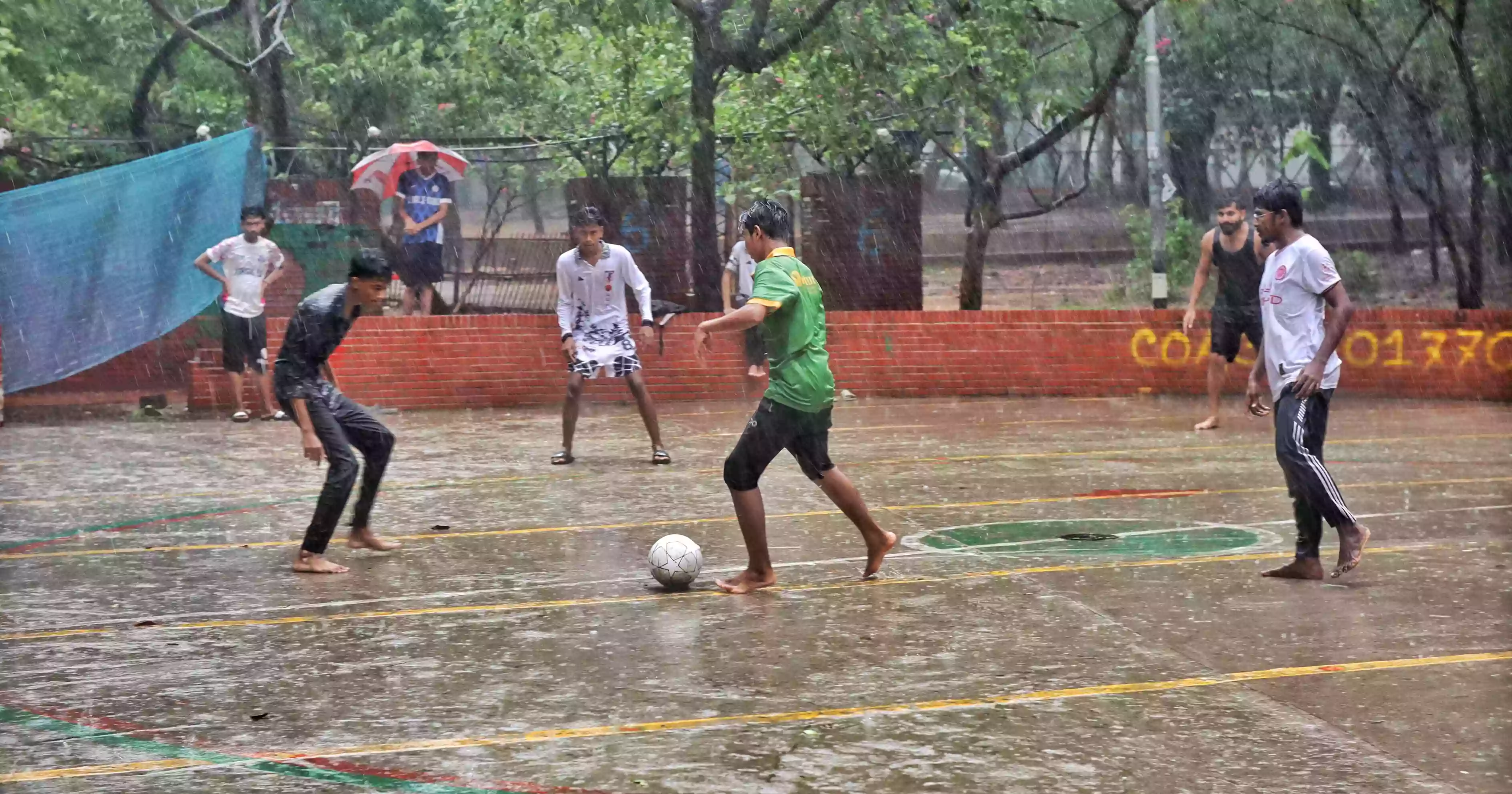 After days of scorching sun, rain brings joy to Dhanmondi Lake