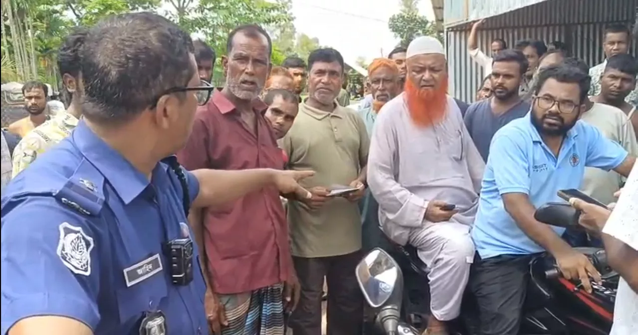Angry farmers in Kurigram break into dealer's warehouse, 'loot' urea they had paid for