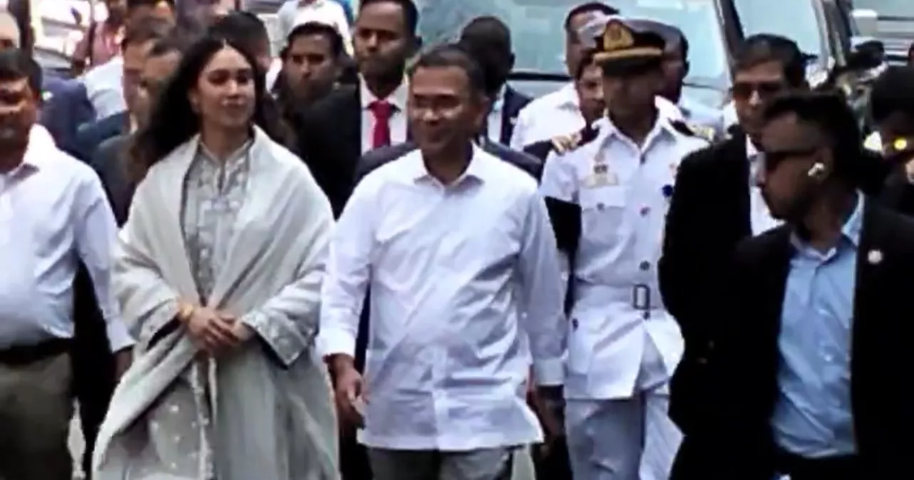 PM walks to Ekushey Padak event, swaps ‘royal’ chair for ordinary one