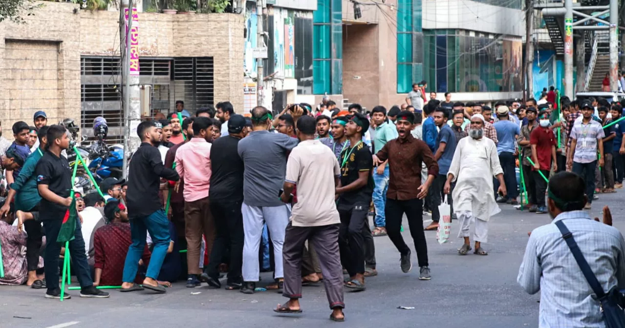 Mourners barred from paying homage to Bangabandhu at Dhanmondi 32