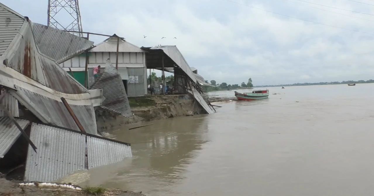 Erosion threat looms over historic Munshiganj Market