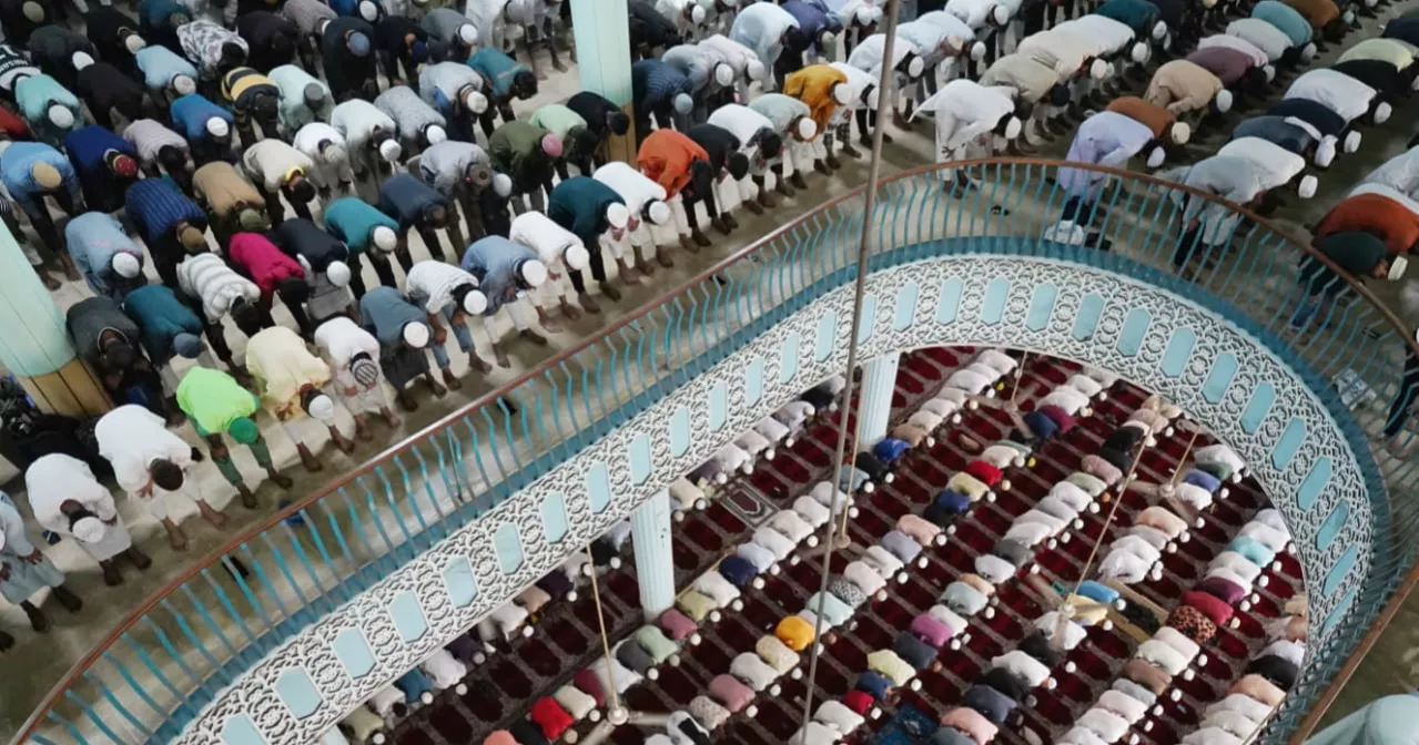 Thousands of Muslims throng Baitul Mukarram for 1st Friday prayers of Ramadan