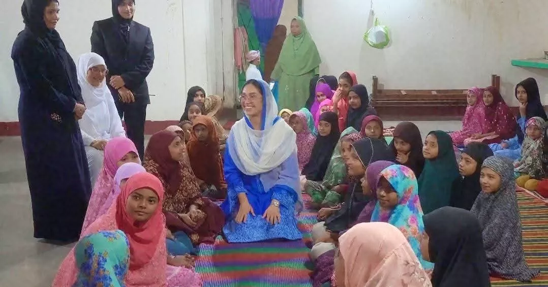 Zubaida, Zaima take iftar with orphan students