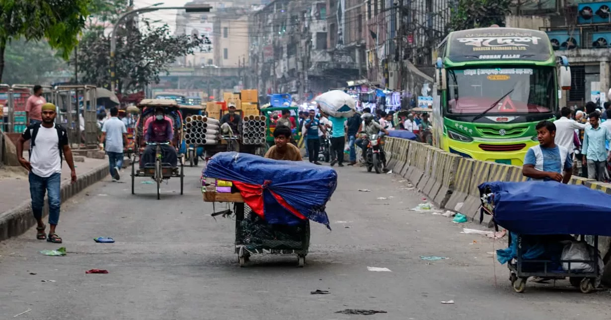 Dhaka dwellers struggle with footpath occupation by hawkers during Ramadan