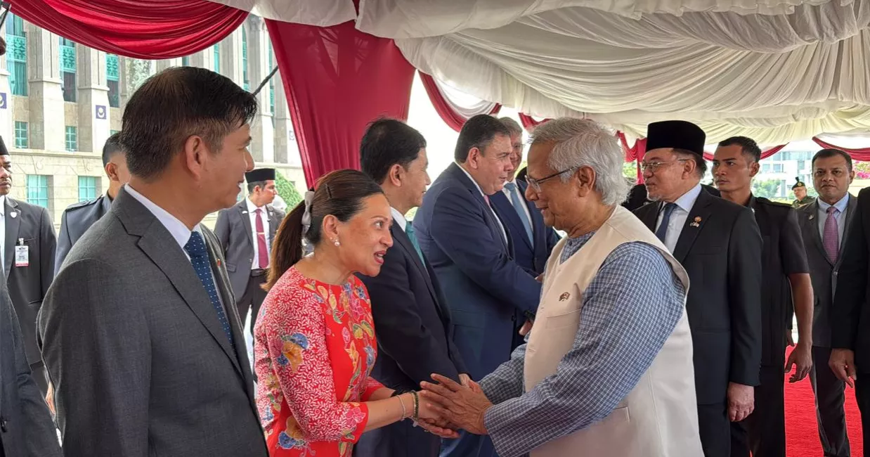 Malaysian PM Anwar Ibrahim receives Prof Yunus at Putrajaya as red carpet rolls out
