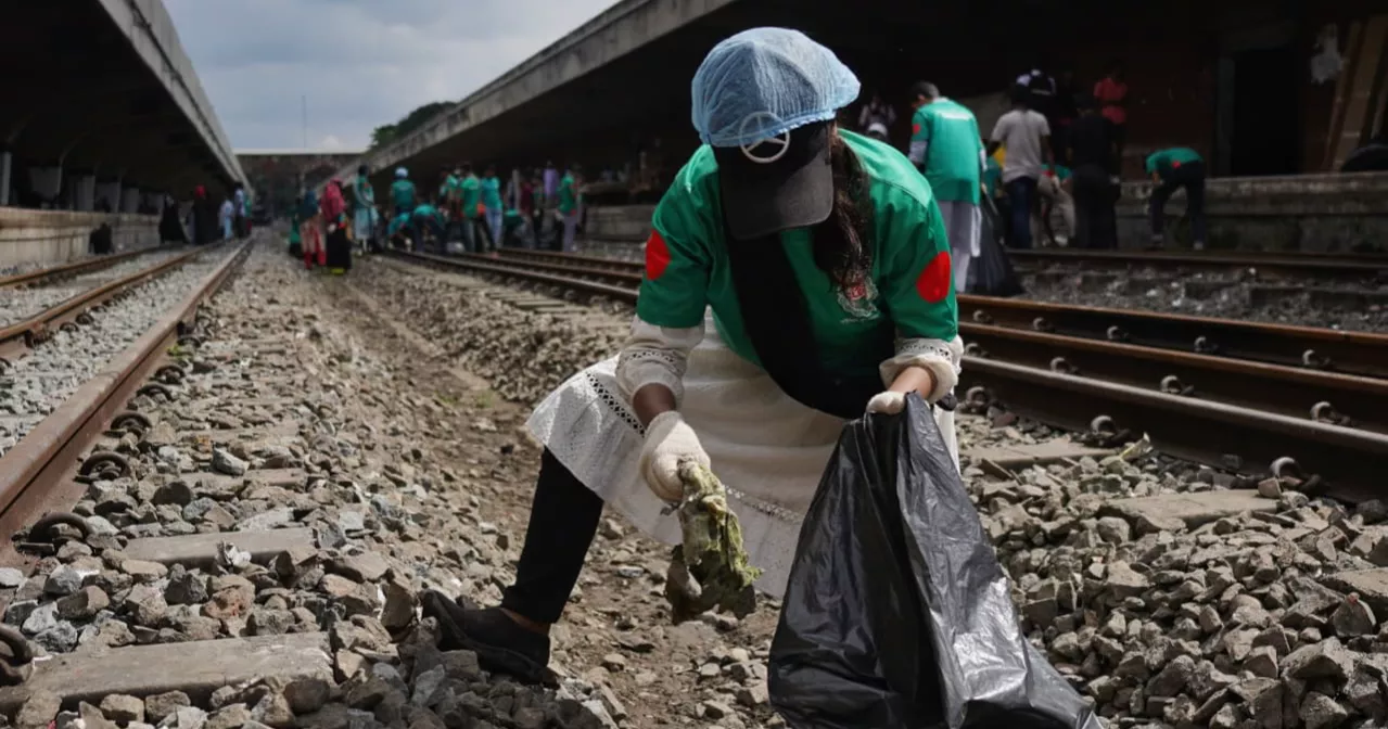 Young volunteers clean up waste from Kamalapur railway track