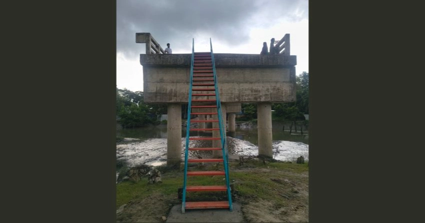 Tk 9.2cr bridge: Lack of approach roads leaves thousands reliant on iron stairs in Feni