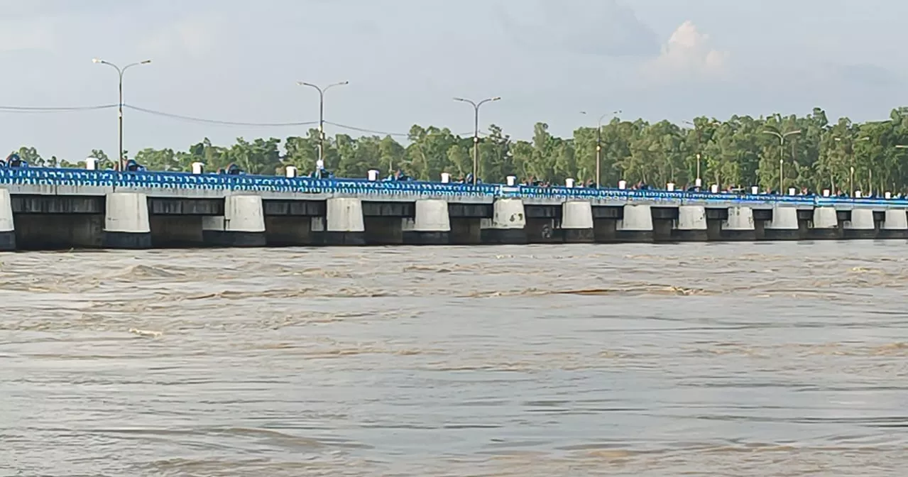 Teesta flowing 27cm above danger level at Dalia; flood threat in Lalmonirhat