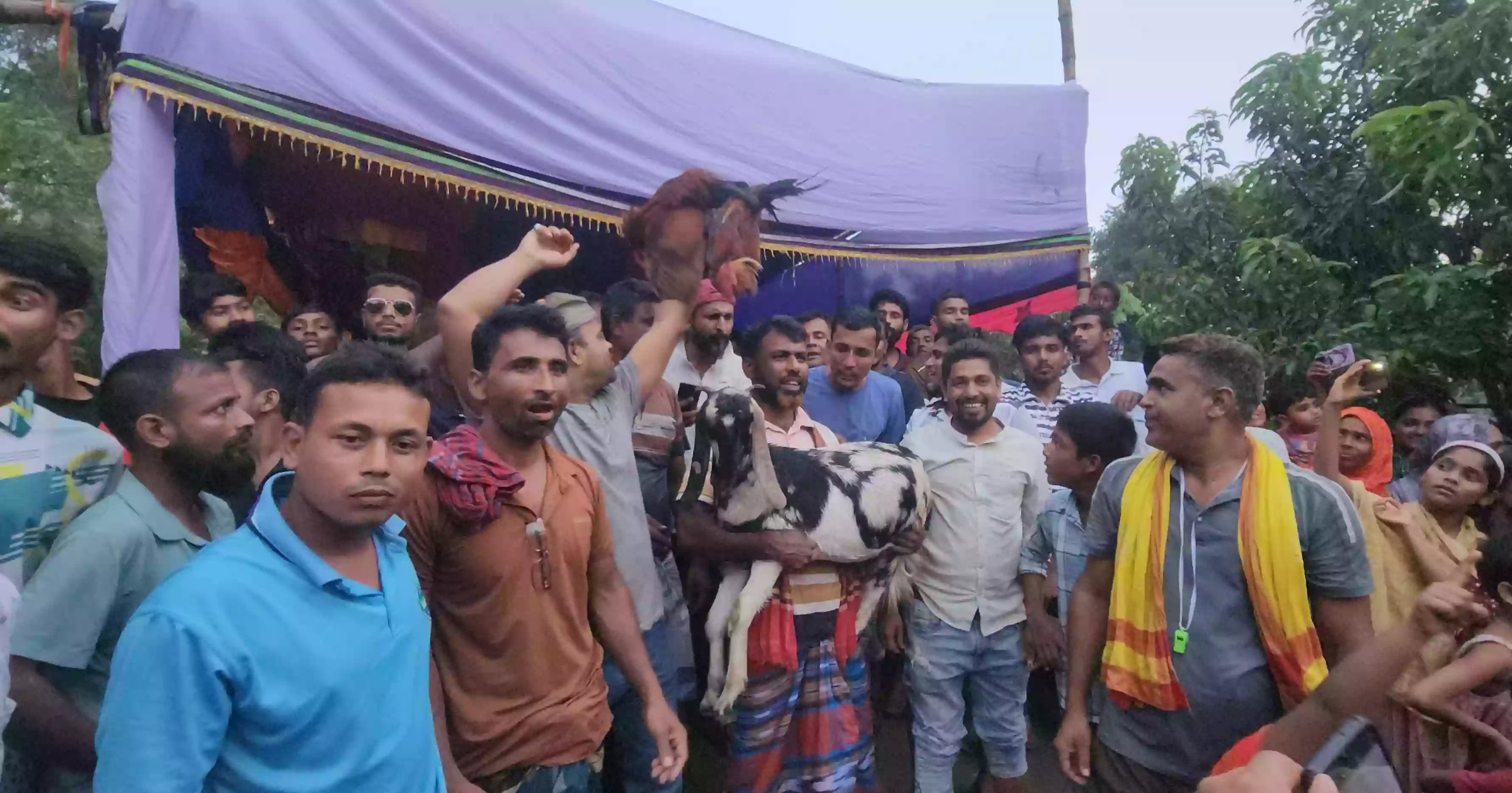 Banana-tree raft race draws thousands in Kushtia