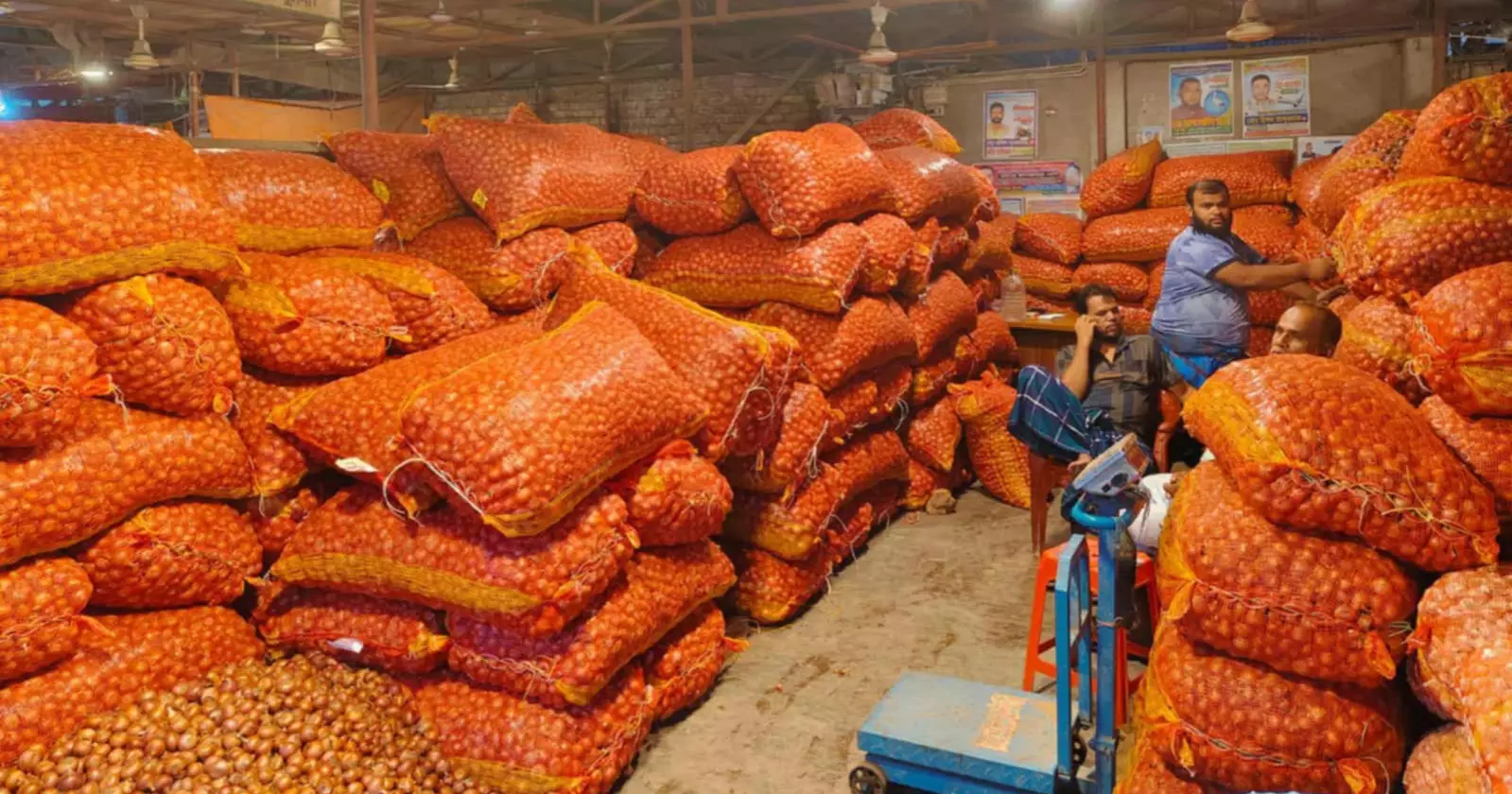 Onion prices soar by Tk 25-30 in Khulna per kg; consumers concerned