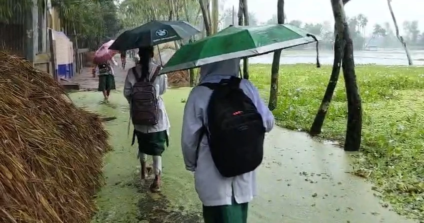 Teesta inundates low-lying areas in northern districts; 14,000 families marooned