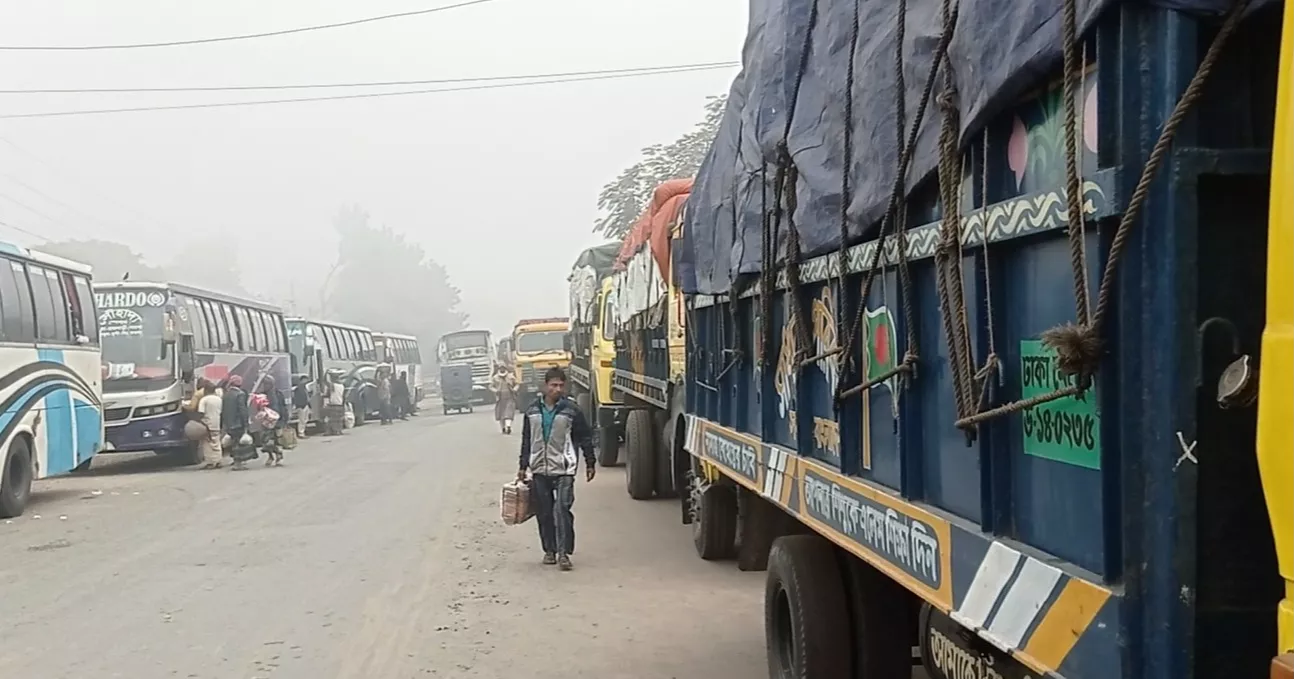 Fog halts ferry services on Aricha-Kazirhat & Paturia-Daulatdia routes