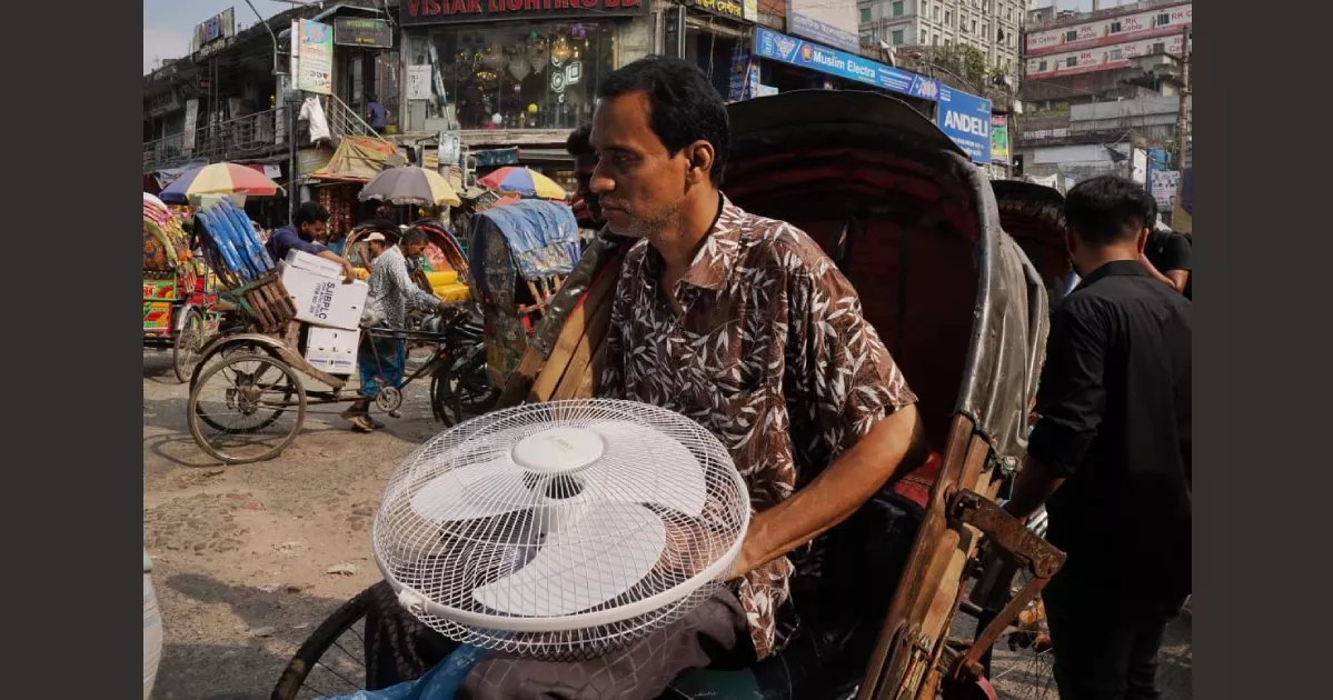 Scorching heat drives brisk fan sales in Nawabpur markets
