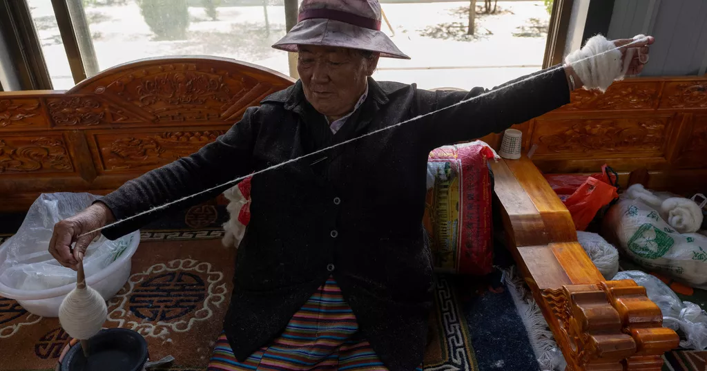 Tibetan cooperative keeps centuries-old weaving tradition alive