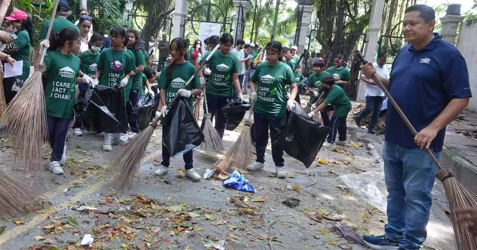 Children, teens join Gulshan Society’s clean-up drive in Dhaka