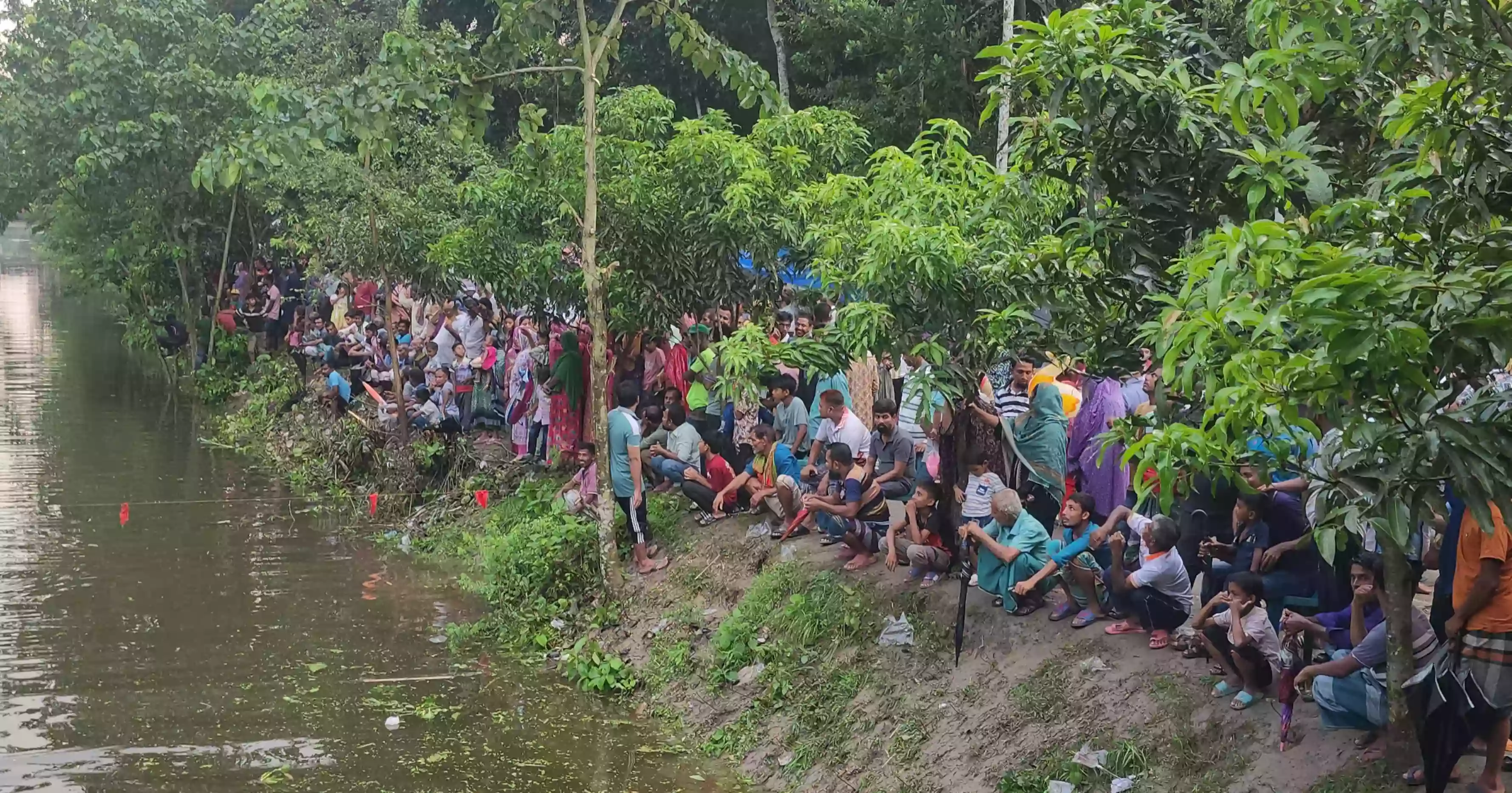 Banana-tree raft race draws thousands in Kushtia