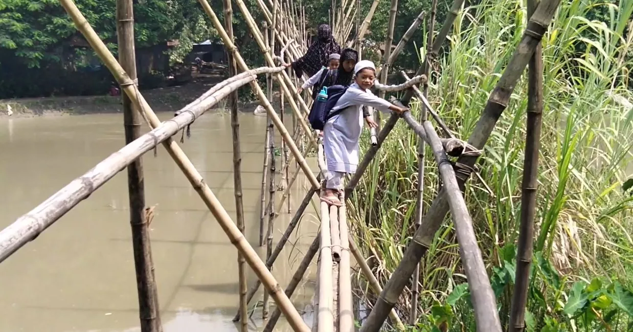 25 Manikganj villages rely on fragile bamboo bridge for daily travel