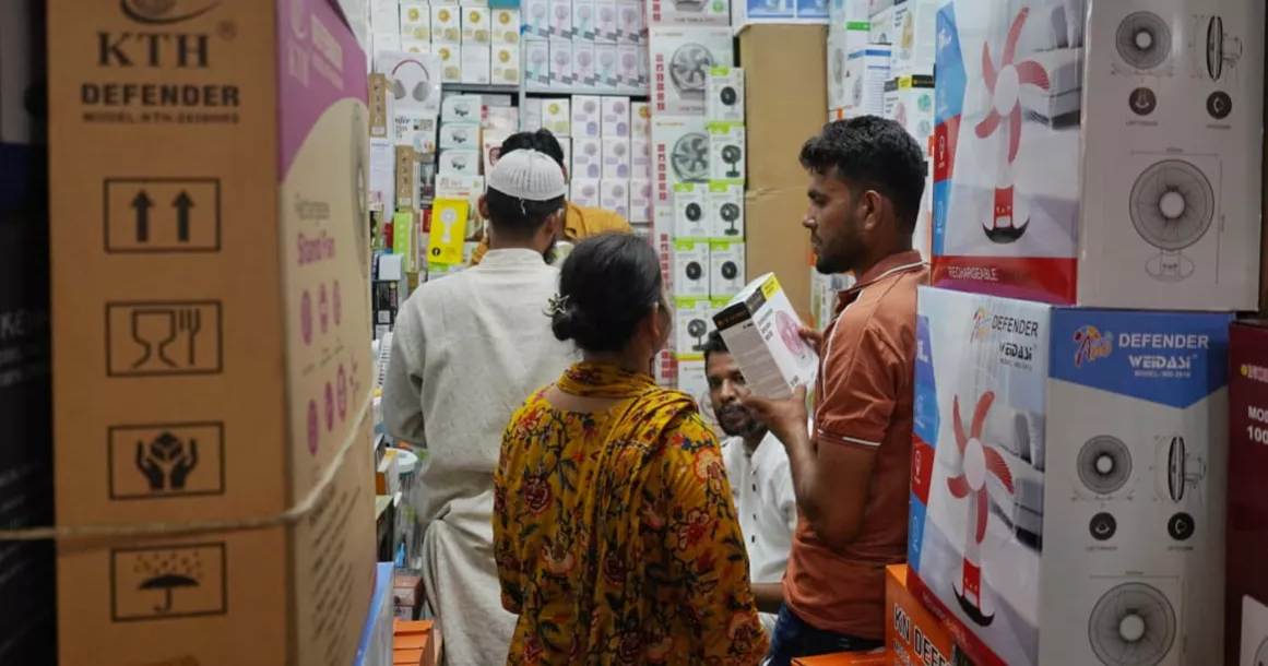 Scorching heat drives brisk fan sales in Nawabpur markets