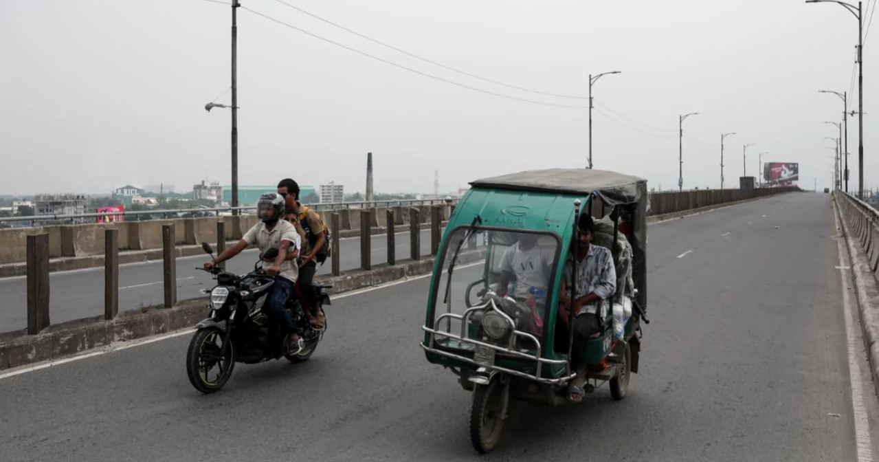 Battery-powered rickshaws now take over Bhulta Flyover