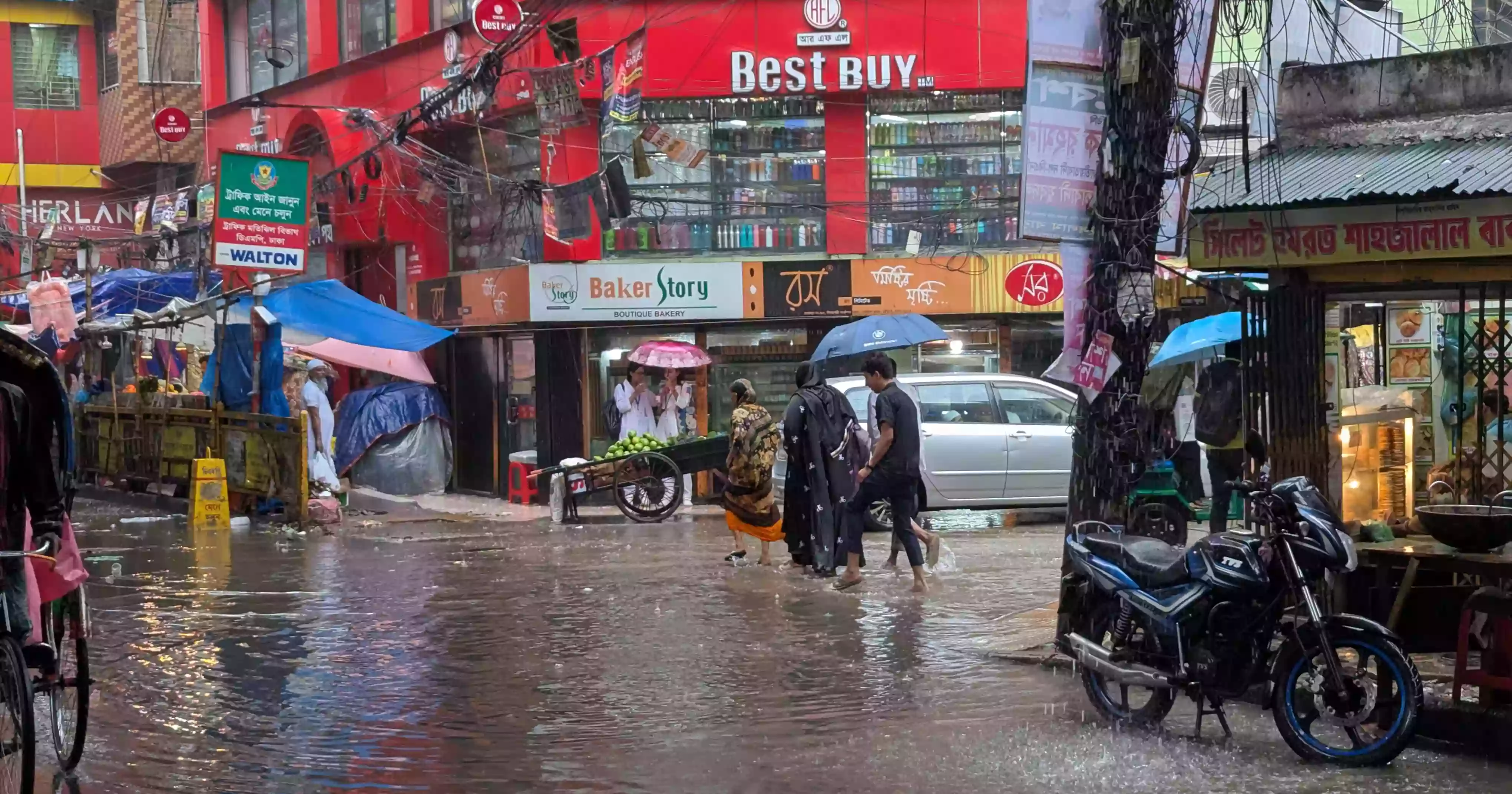 Comfort in the rain, discomfort in the streets