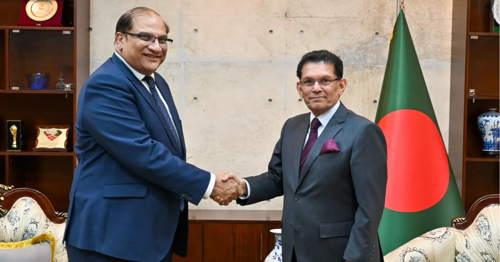 Pakistan’s Ishaq Dar holds phone talks with Bangladesh FM 