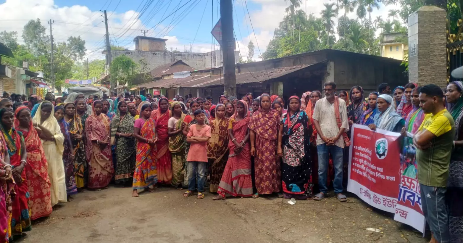 Tea workers block highway demanding Tk 500 daily wage