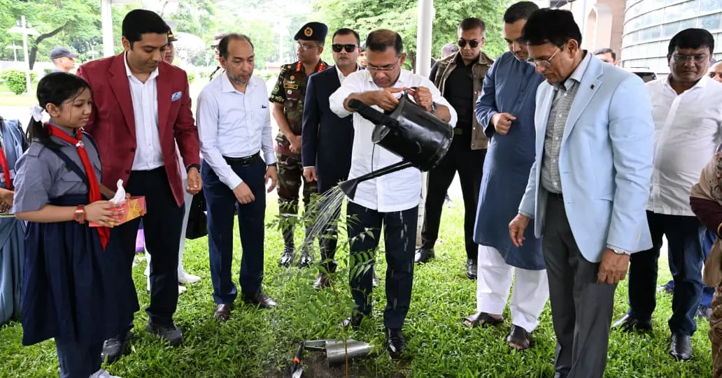 PM visits ‘Green School’ stalls, urges children to keep schools clean