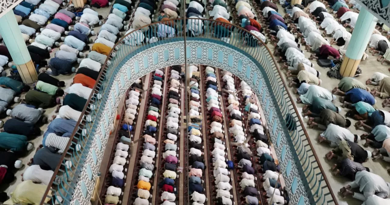 Thousands of Muslims throng Baitul Mukarram for 1st Friday prayers of Ramadan