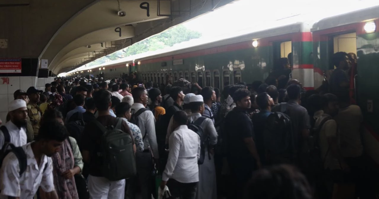 Eid homebound journeys begin amid rain in Dhaka transport hubs