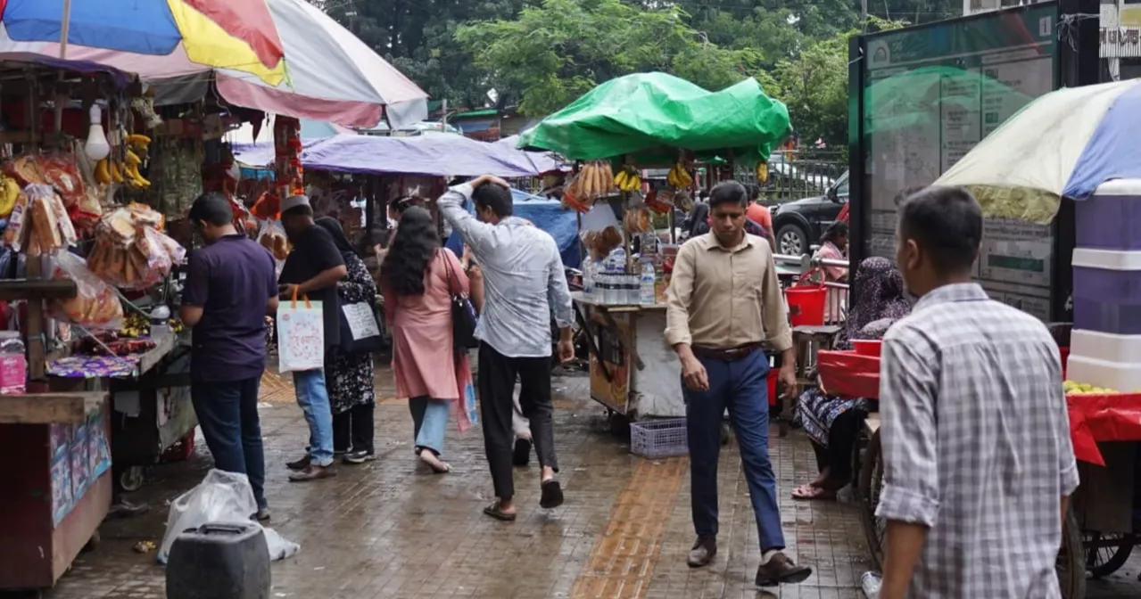 Footpaths overrun by hawkers, Shahbagh pedestrians forced onto busy road
