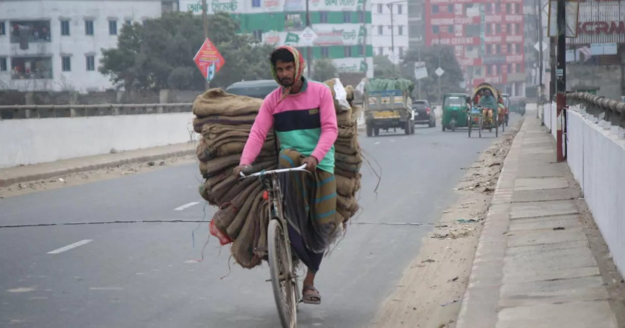 Dense fog blankets Dhaka; winter chill disrupts normal life