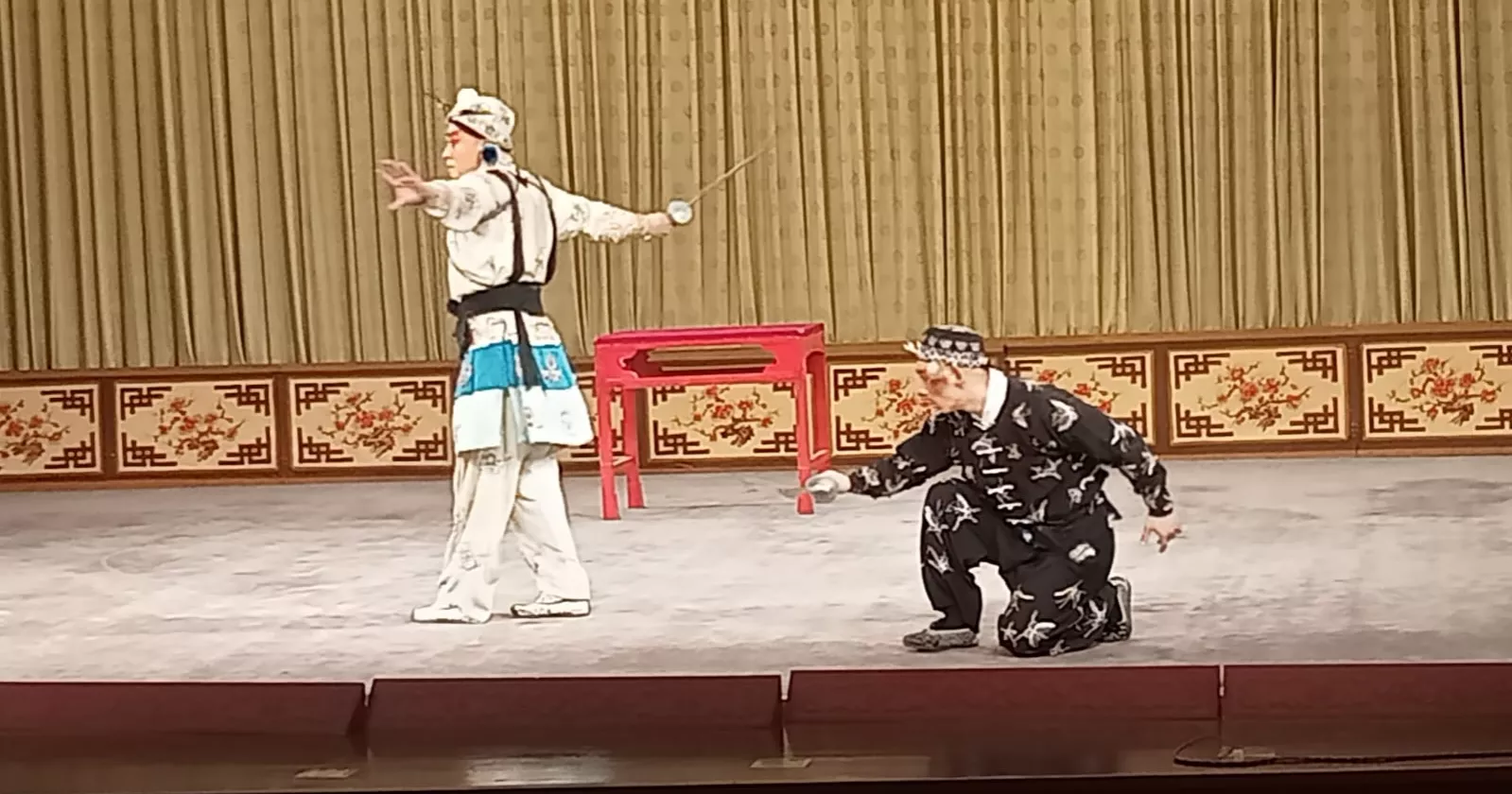 Foreign journalists experience magic of Peking Opera at Chaoyang Cultural Center